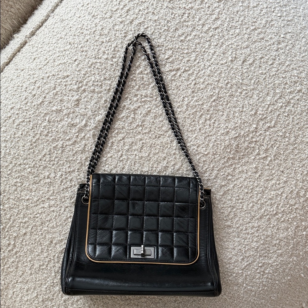 CHANEL VINTAGE Leather Black Quilted Shoulder Bag with Chain Strap